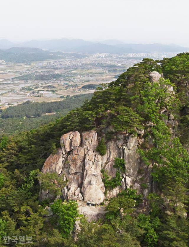 경주 남산의 북측 끝머리는 신라 궁성인 월성과 거의 붙어 있다. 삼릉계곡 마애석가여래좌상 뒤로 경주 시내가 보인다.