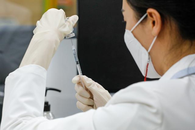 3일 서울 용산구보건소에서 의료진이 아스트라제네카(AZ) 백신 접종 준비를 하고 있다. 연합뉴스