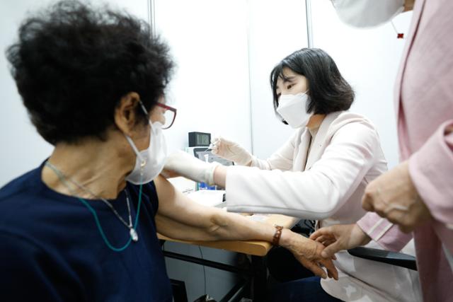 11일 서울 성북구청에 마련된 코로나19 예방접종센터에서 간호사가 어르신 백신접종을 하고 있다. 뉴스1