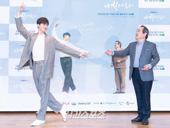배우 송강, 박인환이 16일 오후 온라인 생중계로 진행된 tvN 월화 드라마 ‘나빌레라’ 제작발표회에 참석해 포토타임을 갖고 있다. ‘나빌레라’는 나이 일흔에 발레를 시작한 덕출과 스물셋 꿈 앞에서 방황하는 발레리노 채록의 성장 드라마로 오는 3월 22일 첫방송된다. 〈사진제공=CJ ENM〉