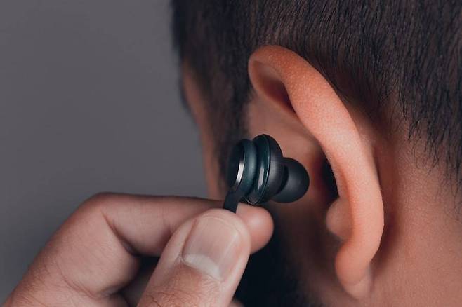 귀에 물기가 있을 때는 이어폰 착용을 피해야 한다 (출처=셔터스톡)