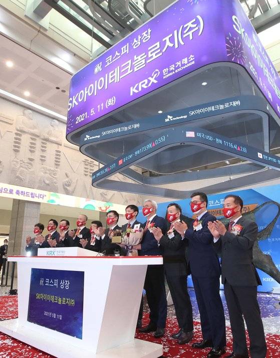11일 오전 서울 여의도 한국거래소에서 열린 SK아이이테크놀로지(SKIET) 상장기념식에서 참석자들이 기념촬영하고 있다. [뉴스1]