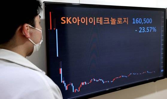 SKIET가 상장한 11일 오전 서울 종로구 연합인포맥스에 설치된 화면에 SKIET 시간대별 주가 그래프가 표시되어 있다. [연합뉴스]