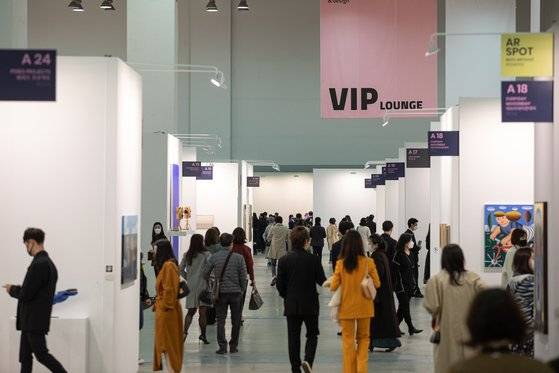 지난해 11월 열린 아트부산 전경. 코노라19로 날짜가 연기돼 11월에 열렸다.[사진 아트부산]