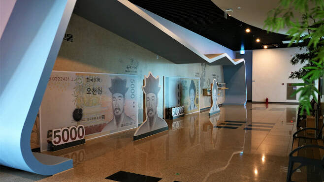 율곡인성교육관은 5000원권과 5만원권 지폐 대형 입간판으로 시작한다.