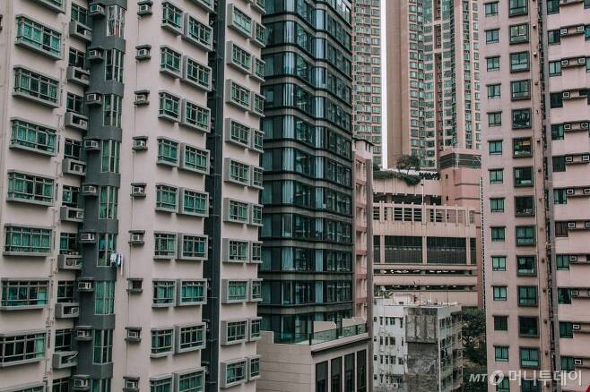 홍콩 아파트 단지 전경. 좁은 땅 면적에 고밀개발로 각 건물간 거리가 매우 짧은 편이다. /사진제공=크라우드픽