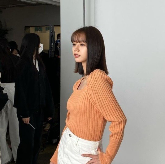 On the 12th, Hyeri posted a picture with his article English Vinglish through his instagram.Hyeri, in the public photo, appears to be filming the photo; the netizens left   and other posts on Hyeris lovely appearance.Hyeri is in public love with Actor Ryu Joon-yeol since 2017; Hyeri will appear on TVN Gang Falling Together, which is set to air its first broadcast on Wednesday.Koul Nana is born in 1999 and plays the role of human Idam these days.sympathy media