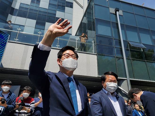 12일 대선 출마를 선언한 양승조 충남지사가 지지자들에게 손을 흔들고 있다. 고형석 기자