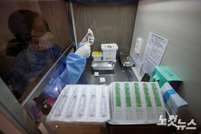 코로나19 예방접종센터에서 의료진이 백신 분주작업을 하고 있다. 황진환 기자
