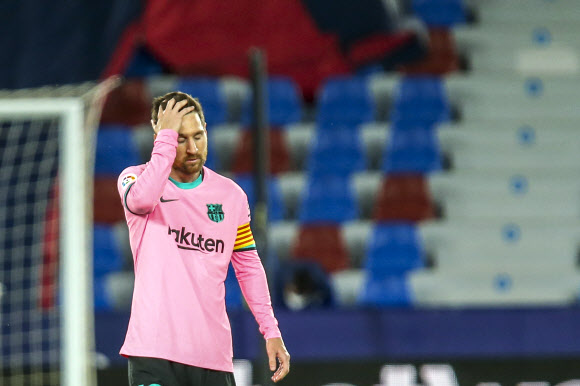 스페인 바르셀로나의 리오넬 메시가 12일 레반테와의 경기를 무승부로 마친 뒤 허탈한 표정을 짓고 있다. AP 연합뉴스