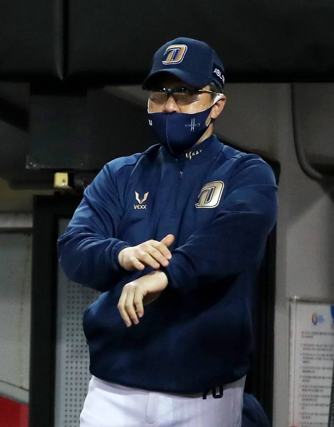 NC 이동욱 감독이 지난달 9일 광주-기아챔피언스필드에서 열린 KIA전에서 5회초 공격 때 작전 사인을 내고 있다. 연합뉴스