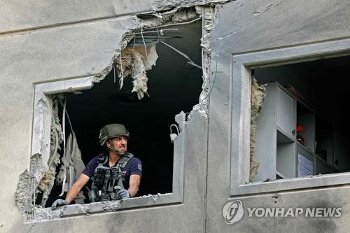 하마스의 로켓포 공격으로 부서진 이스라엘 남부 아슈켈론의 민간인 거주지 [AFP=연합뉴스]