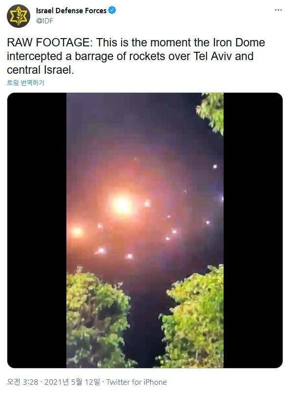 이스라엘군(IDF)이 미사일 방어체계 '아이언돔'으로 팔레스타인 가자지구 무장정파 하마스의 로켓포를 요격하는 모습. [이스라엘군 트위터 갈무리=연합뉴스]