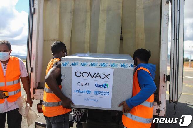 지난 8일 마다가스카르에 도착한 코백스의 아스트라제네카 백신이 트럭에 실리고 있다. © AFP=뉴스1