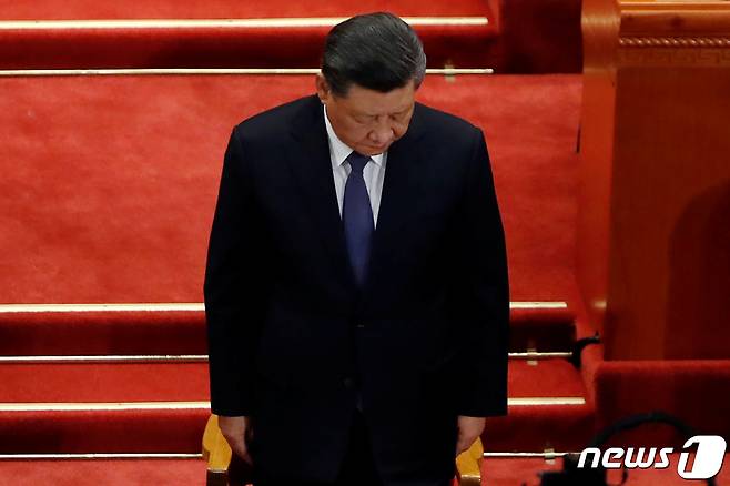 인민대회당에서 열린 정협 개막식에 참석한 시진핑 주석이 코로나19 희생자를 위한 묵념을 하고 있다. © 로이터=뉴스1 © News1