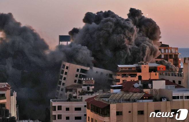 11일(현지시간) 팔레스타인 무장 정파 하마스가 지배하는 가자지구에 이스라엘군의 공습으로 검은 연기가 치솟고 있다. © AFP=뉴스1 © News1 우동명 기자