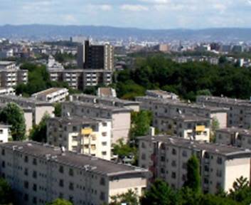 재건축전의 센리 신도시 아파트. 저층에다 15평 안팎의 소형으로 엘리베이터가 없어 노인들이 힘들게 계단을 오르내려야 했다.