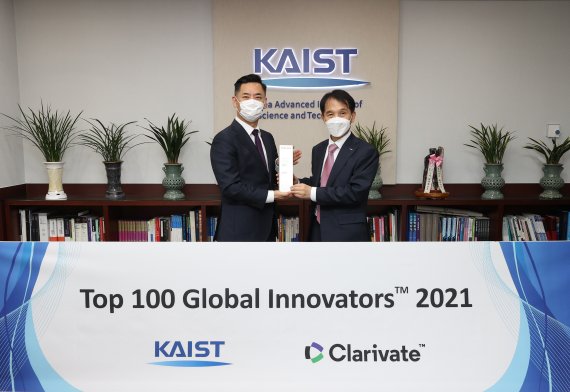 이광형 KAIST 총장이 12일 대전 본원 총장실에서 안성식 클래리베이트 코리아 대표에게서 ‘글로벌 100대 혁신 기업’ 트로피를 전달받고 있다. KAIST 제공