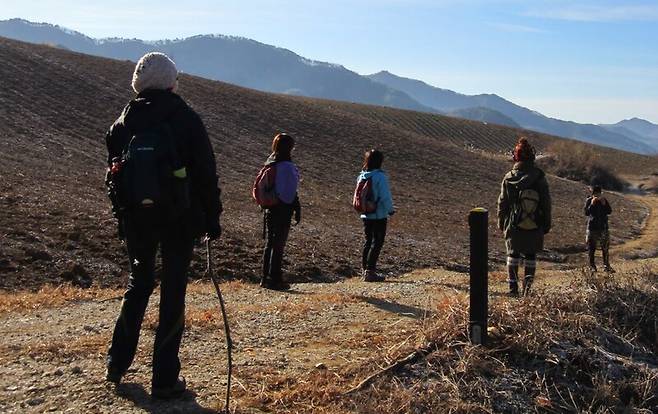 2012년 전라북도 진안 고원길을 함께 걷고 있는 비비 회원들. 비비 제공