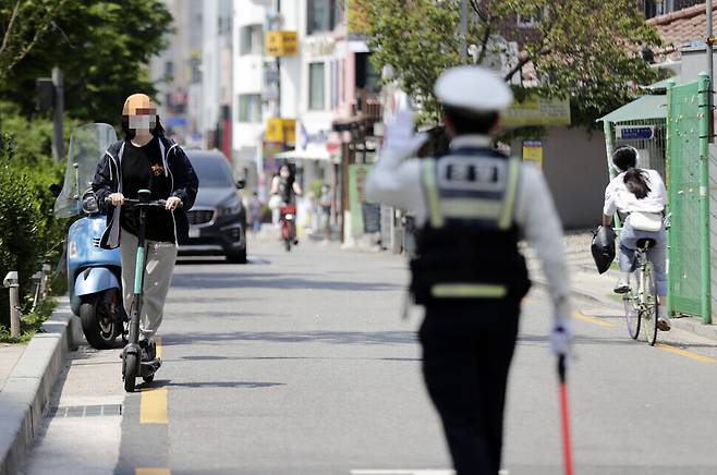 A police officer makes a traffic stop near Hongik University Station on Thursday. (Kim Myung-jin/The Hankyoreh)