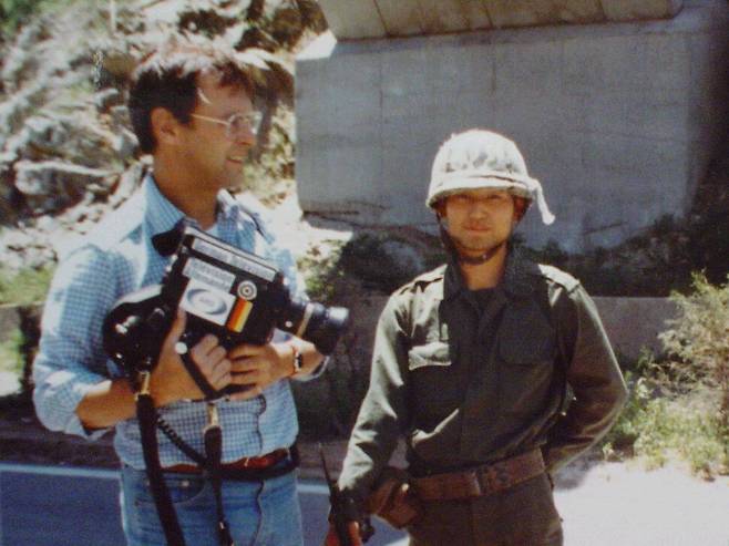 1980년 5월 광주민중항쟁 취재에 나선 위르겐 힌츠페터(왼쪽)가 광주 인근에서 계엄군과 찍은 사진. <한겨레>자료사진