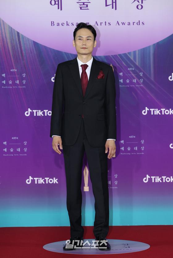 Actor Ahn Byung-sik poses at the 57th Baeksang Arts Grand Prize Awards Red Carpet event held in KINTEX, Ilsan, Goyang City, Gyeonggi Province on the afternoon of the 13th.The 57th Baeksang Arts Grand Prize, the nations top comprehensive arts awards that cover TV, film and theater, will be broadcast simultaneously on JTBC, JTBC2 and JTBC4 from 9 pm and will also be broadcast live on Tiktok.The awards, which will be held by Shin Dong-yeop and Suzie, will be held in consideration of the Corona 19 situation after last year.Goyang = /2021.05.13