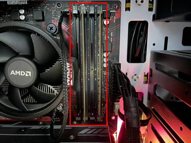 케이스를 열면 CPU 바로 옆에 보이는 길쭉한 부품이 램이다