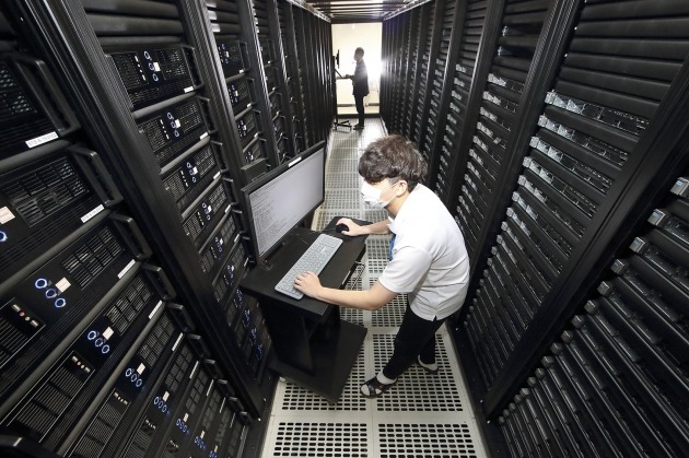 KT IDC 남구로에서 관리자들이 서버 상태를 점검하는 모습. 2021.5.12 [사진=KT 제공]