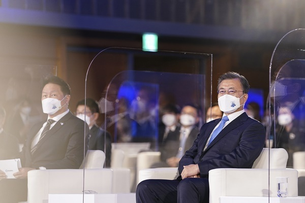 South Korean President Moon Jae-in (right) and Korea Chamber of Commerce and Industry chief and SK Group Chairman Chey Tae-won attend the 48th Commerce & Industry Day event hosted by the Korea Chamber of Commerce and Industry at its headquarters in Seoul on March 31. (Cheong Wa Dae)