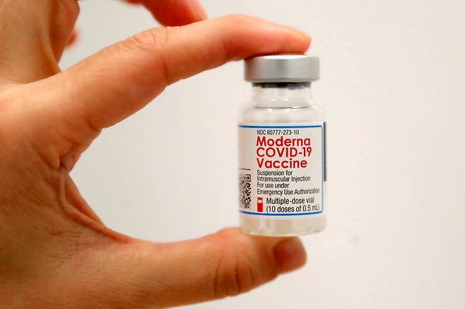 A healthcare worker holds a vial of the Moderna COVID-19 Vaccine. (Reuters-Yonhap)