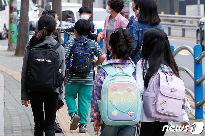 지난달 22일 오전 서울 시내 초등학교에서 마스크 쓴 학생들이 등교하고 있다. /사진=뉴스1