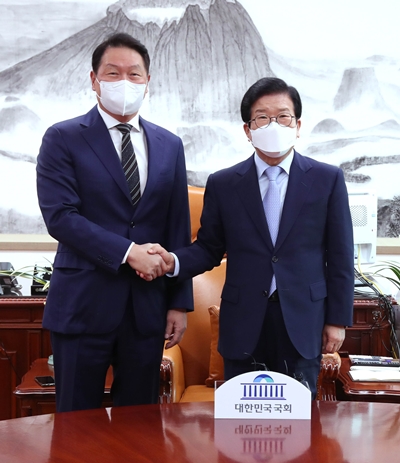 박병석 국회의장(오른쪽)과 최태원 대한상의 회장이 기념촬영을 하고 있다. /사진=대한상의