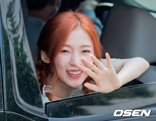 On the afternoon of the 13th, SBS Dooshi Escape Cult show radio broadcast was held at SBS Mok-dong, Yangcheon-gu, Seoul.OH MY GIRL Arin poses for reporters in the way home car. /Copyright c Koreas Best Sports Entertainment Professional Media (www. osen.co. kr)