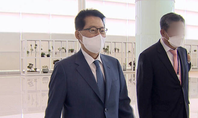 박지원 국가정보원장이 지난 11일 한미일 정보기관장 회의에 참석하기 위해 인천공항을 통해 일본으로 출국하고 있다. 연합뉴스