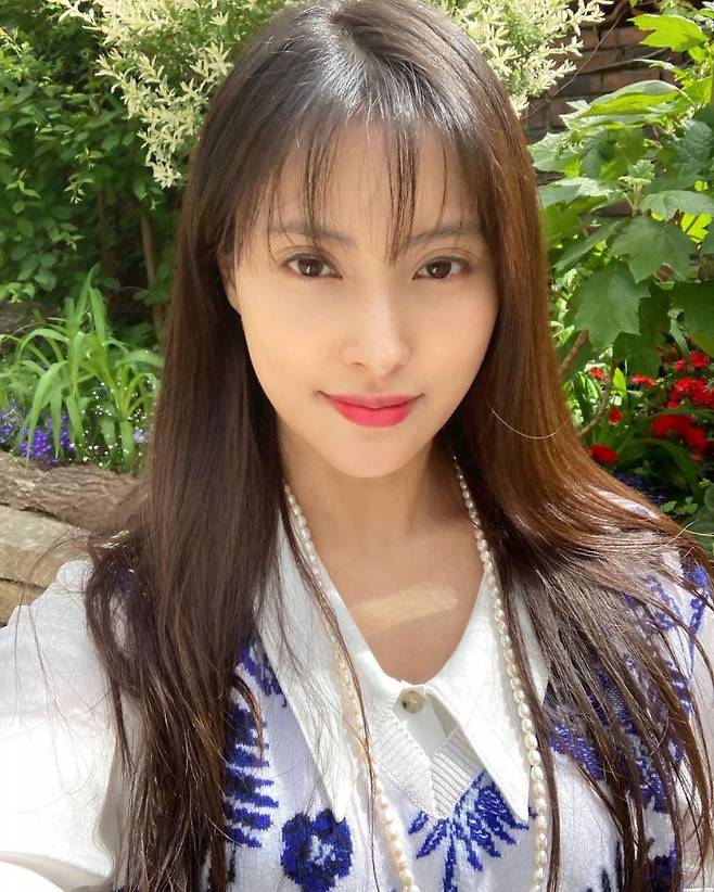 Park Gyuri, from group KARA, boasted a sunny visual.Park Gyuri released a photo on his Instagram on the 13th with an article entitled A Sunshine Day.Park Gyuri, pictured, is staring at the camera in the background of a bluish garden, smiling softly, still with sculptural features and stylish fashion that attracts attention.Park Gyuri, a former group KARA, turned actor in 2016 and appeared in a number of dramas; he is currently in public devotion to curator Song Ja-ho, who is seven years younger.Song Ja-ho is known as the eldest son of Dongwon Construction Chairman.=