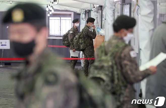 서울역 임시선별진료소에서 군 장병들이 검사를 받고 있다. 2021.3.30/뉴스1 © News1 이성철 기자