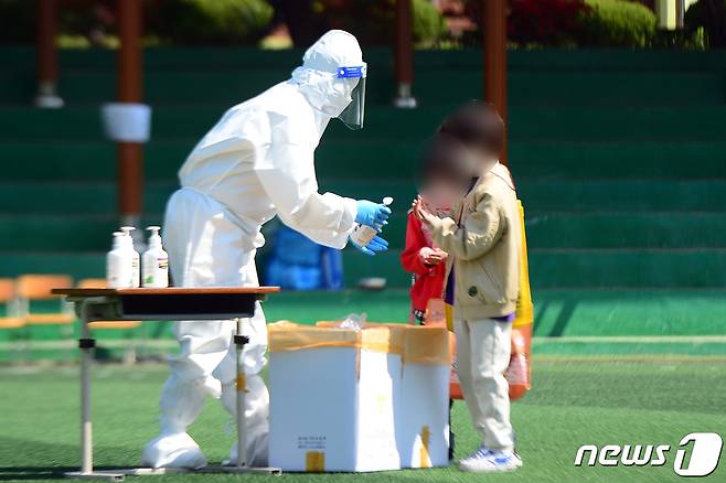 광주 한 초등학교에서 학생이 진단 검사를 받고 있다. (사진은 기사 내용과 무관함) / 뉴스1 © News1
