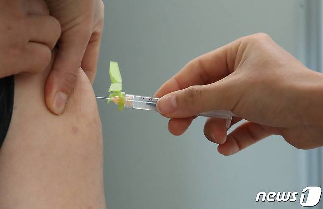 양산 부산대병원 내 영남권역 코로나19 예방접종센터에서 의료진들이 화이자 백신을 접종하고 있다. 2021.3.3/뉴스1 © News1 여주연 기자