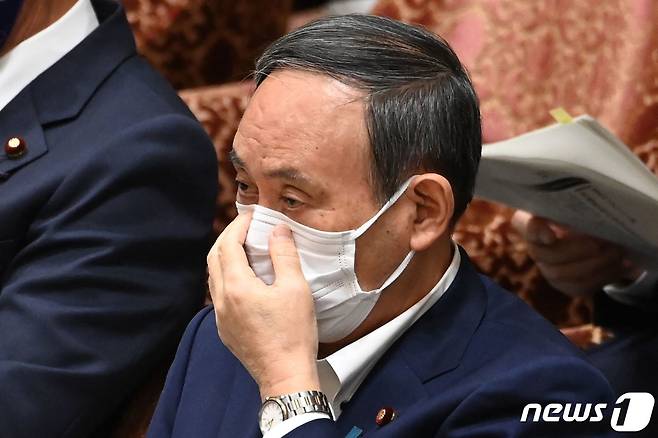 스가 요시히데 일본 총리가 11일 참의원 예산의원회에 출석해 발언하고 있다. © AFP=뉴스1