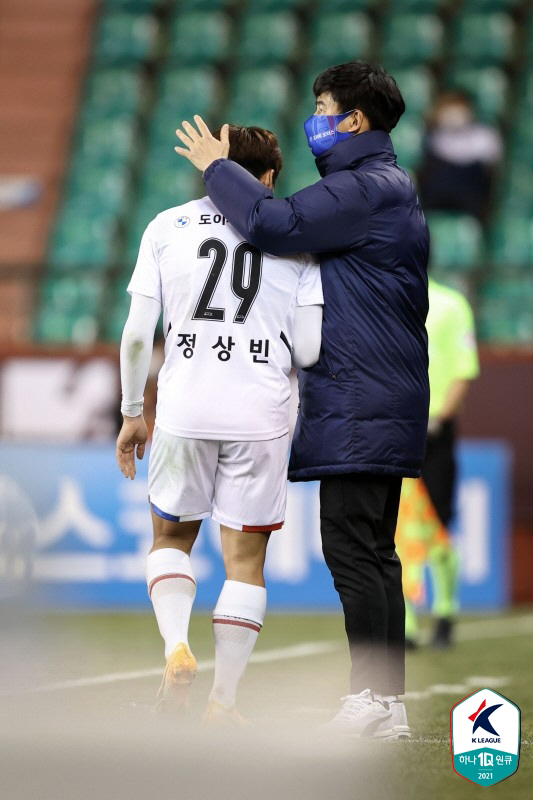 박건하 감독이 정상빈의 선수교체를 진행하면서 격려하고 있다. 사진제공=한국프로축구연맹
