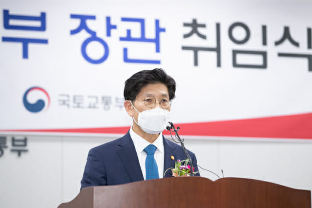 노형욱 신임 국토교통부 장관이 14일 정부세종청사에서 열린 장관 취임식에서 취임사를 하고 있다.