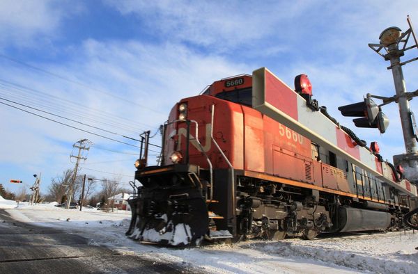 캐나다-미국-멕시코를 잇는 북미 최초 철도회사 자리를 두고 캐나다 철도회사 간 경쟁이 격화되고 있다.