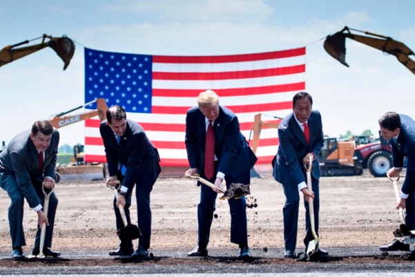 도널드 트럼프(가운데) 미국 대통령이 참석한 가운데 2018년 6월 28일 열린 폭스콘의 미국 위스콘신주 공장 기공식.