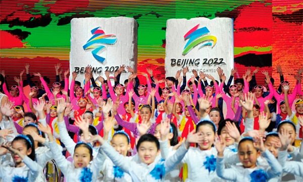 중국인들이 2022년 베이징 동계올림픽을 홍보하면서 손을 흔들고 있다.