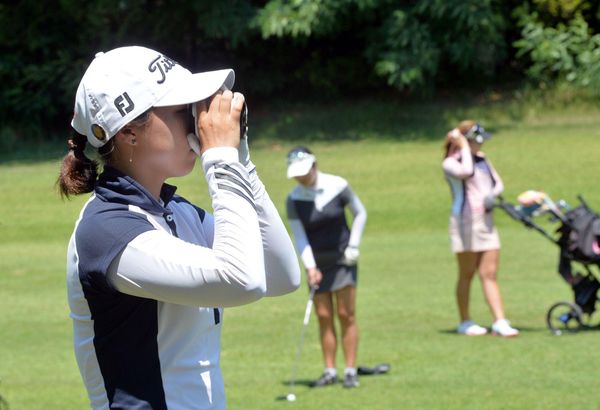 2019년 6월 25일 대전 유성컨트리클럽에서 한 선수가 골프 거리측정기로 골프공 위치를 확인하고 있다.