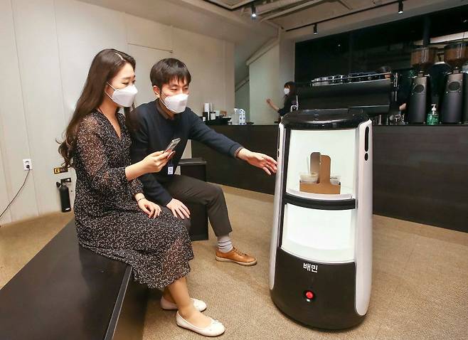 우아한형제들이 개발한 배달로봇 '딜리타워'가 서울 광화문 D타워에서 커피 배달을 시연하고 있다. / 우아한형제들 제공