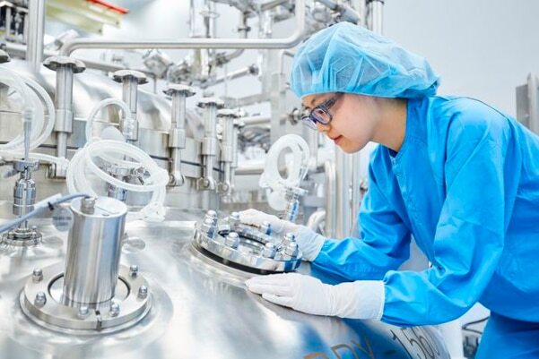 삼성바이오로직스 직원이 바이오 의약품 생산현장을 점검하고 있다. / 삼성바이오로직스