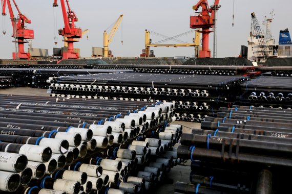 중국 장쑤성 롄윈강 항구에 쌓인 강관. /사진=뉴스1