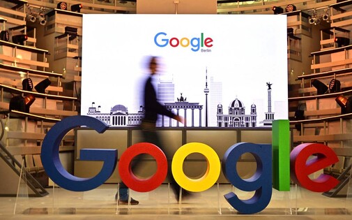 2019년 1월 독일 베를린에 새로 문을 연 구글 사무실의 로고 앞을 어떤 기술자가 지나가고 있다. AFP 연합뉴스