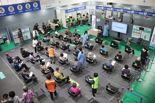 14일 오후 서울 서대문구 예방접종센터에서 접종을 마친 시민들이 관찰구역에 앉아 대기하고 있다. 연합뉴스